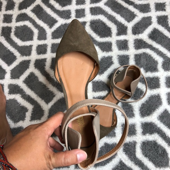 Size 8 Pointy Toe Flats with Ankle Strap in olive - Picture 3 of 5